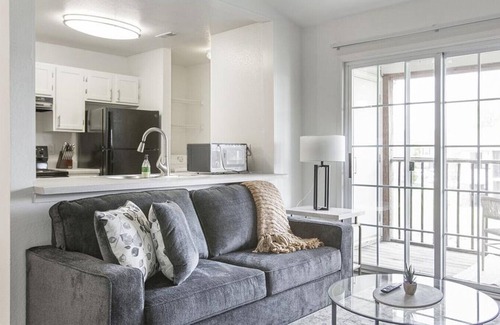 Fort Wayne Apartamento | Landing at Island Club - 2 Bedrooms in Downtown Fort Wayne