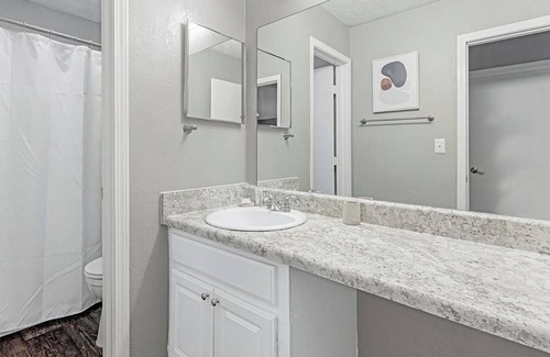 Peachtree Corners Apartamento | Landing at Lakeside Retreat at Peachtree Corners - 2 Bedrooms in Downtown Peachtree Corners