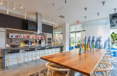 Baileys Crossroads Apartamento | Landing at Mission Lofts - 2 Bedrooms in Downtown Falls Church