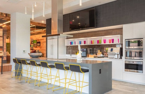 Baileys Crossroads Apartamento | Landing at Mission Lofts - 2 Bedrooms in Downtown Falls Church