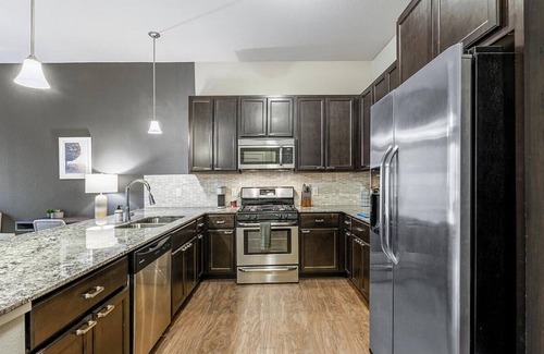 Minnetonka Apartamento | Landing at Overlook on the Creek - 1 Bedroom in Downtown Minnetonka