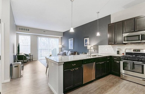 Minnetonka Apartamento | Landing at Overlook on the Creek - 1 Bedroom in Downtown Minnetonka