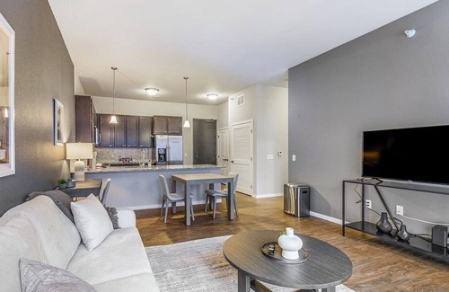 Minnetonka Apartamento | Landing at Overlook on the Creek - 1 Bedroom in Downtown Minnetonka
