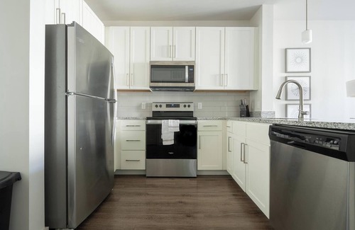 Charlotte Apartamento | Landing at Pine 25 North End - 1 Bedroom in Try.
