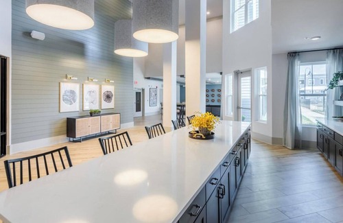 Charlotte Apartamento | Landing at Pine 25 North End - 1 Bedroom in Try.