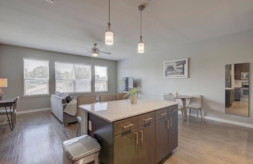 Terrell Heights Apartamento | Landing at Republic At Alamo Heights - 2 Bedroo...