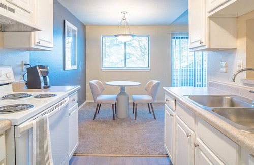 Downtown Apartamento | Landing at Skyline Redmond - 1 Bedroom in Grass Lawn
