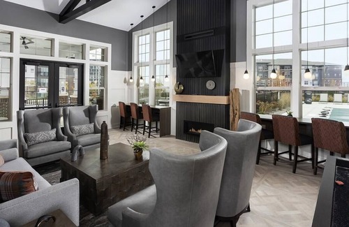 Lombard Apartamento | Landing at The 450 - Studio in Downtown Lombard