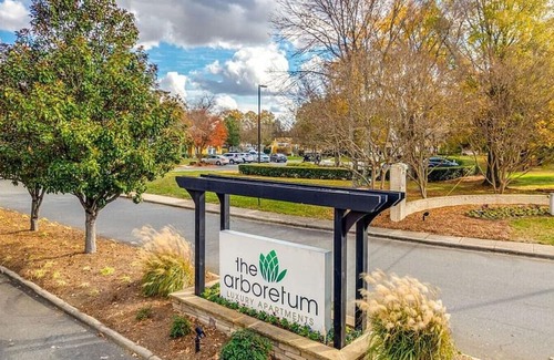Charlotte Apartamento | Landing at The Arboretum - 2 Bedrooms in Oxford Hunt