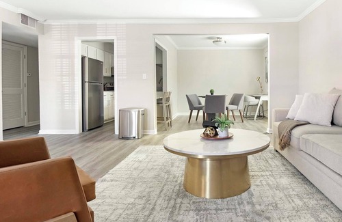 Homewood Apartamento | Landing at The Brookwood - 1 Bedroom in Downtow...