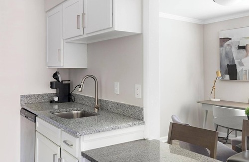 Homewood Apartamento | Landing at The Brookwood - 1 Bedroom in Downtow...