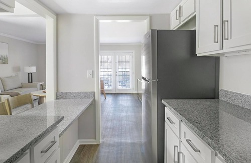 Homewood Apartamento | Landing at The Brookwood - 1 Bedroom in Downtow...