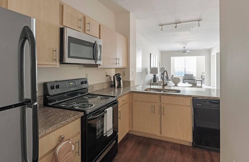 New Pathways Apartamento | Landing at The Bristol on Union - 2 Bedrooms in...