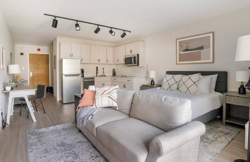 Northeast Raleigh Apartamento | Landing at The Harrison - Studio in Northeast R.