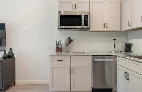 Northeast Raleigh Apartamento | Landing at The Harrison - Studio in Northeast R.