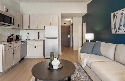 Northeast Raleigh Apartamento | Landing at The Harrison - Studio in Northeast R.