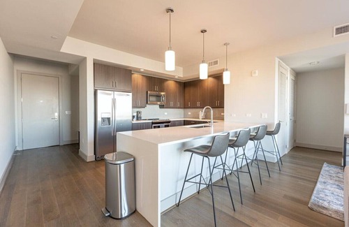 Uptown Apartamento | Landing at The Katy - 2 Bedrooms in Victory Park