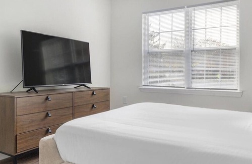 Holly Springs Apartamento | Landing at Trellis Pointe - 2 Bedrooms in Downtown Holly Springs