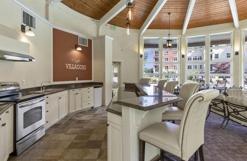Lakeview Apartamento | Landing at Villaggio on Yarrow Bay - 1 Bedroom in Lakeview