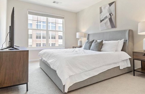 Leesburg Apartamento | Landing at The Metropolitan at Village at Leesburg - 2 Bedrooms in Downtown Leesburg