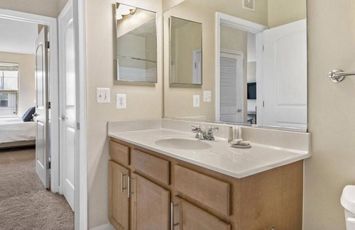 Leesburg Apartamento | Landing at The Metropolitan at Village at Leesburg - 2 Bedrooms in Downtown Leesburg