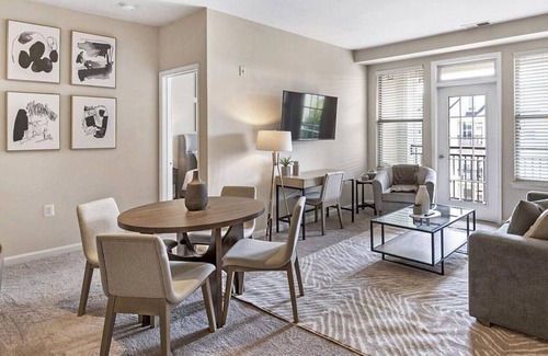 Leesburg Apartamento | Landing at The Metropolitan at Village at Leesburg - 2 Bedrooms in Downtown Leesburg