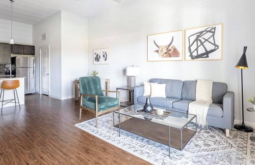 Buda Apartamento | Landing | Beautiful 1BD, Gym, Pool