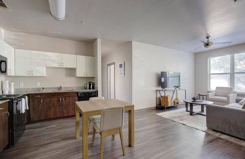 Tobin Hill Apartamento | Landing | Beautiful 2BD, Gym, Courtyard