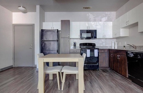 Tobin Hill Apartamento | Landing | Beautiful 2BD, Gym, Courtyard