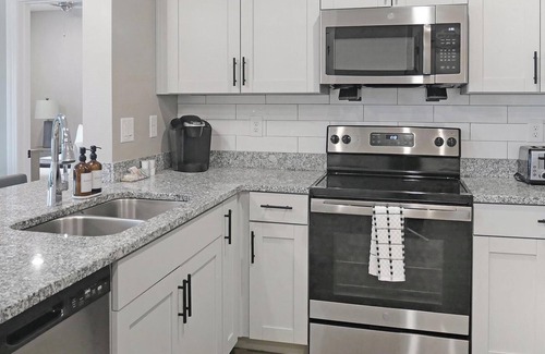 Fort Myers Apartamento | Landing | Amazing 2BD, Pool, Gym
