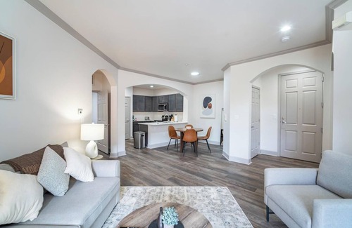 Corryville Apartamento | Landing | Beautiful 2BD, Pool, Clubhouse