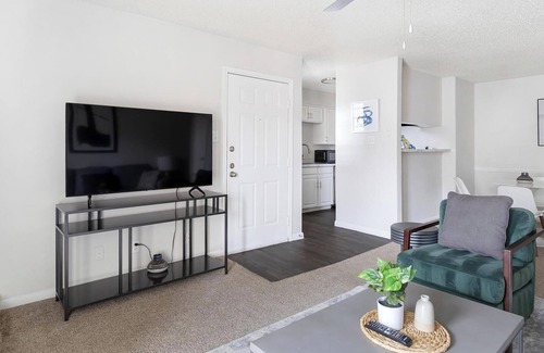 Denton Apartamento | Landing | Beautiful 2BD, Pool, Courtyard