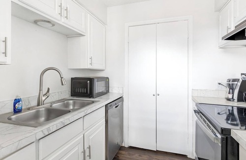 Denton Apartamento | Landing | Beautiful 2BD, Pool, Courtyard