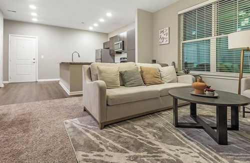 Chesterfield Apartamento | Landing | Chic 1BD, Gym, Pool