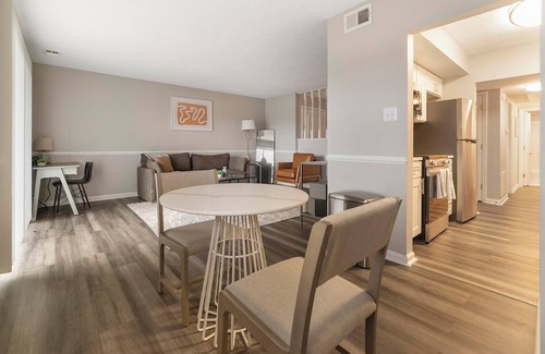 Indianapolis Apartamento | Landing | Amazing 1BD, Game Room, Pool