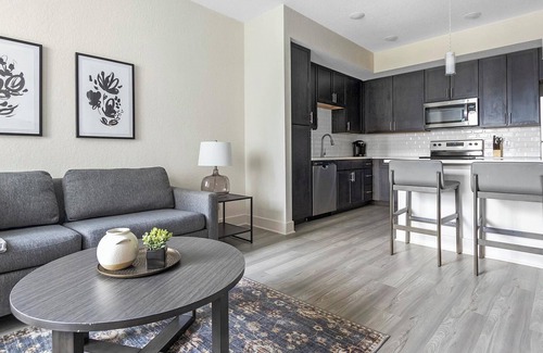 Palmetto Apartamento | Landing | Chic 1BD, Pool, Gym