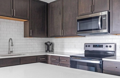 Palmetto Apartamento | Landing | Chic 1BD, Pool, Gym