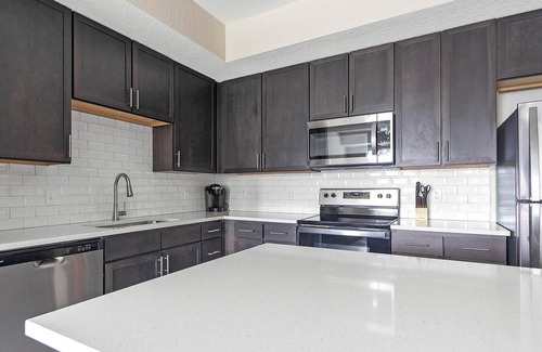 Palmetto Apartamento | Landing | Chic 1BD, Pool, Gym