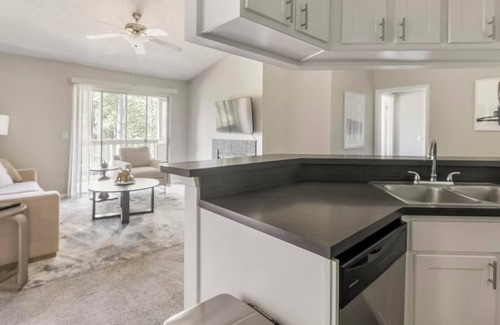 Sunbeam Apartamento | Landing | Stunning 2BD, Pool, Courtyard