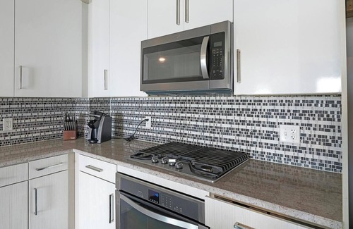 Houston Apartamento | Landing | Chic 2BD, Pool, Tennis Court