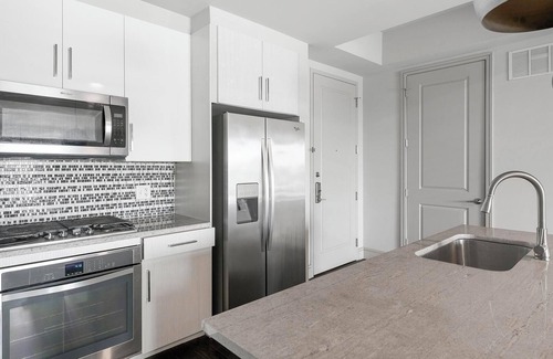 Houston Apartamento | Landing | Chic 2BD, Pool, Tennis Court