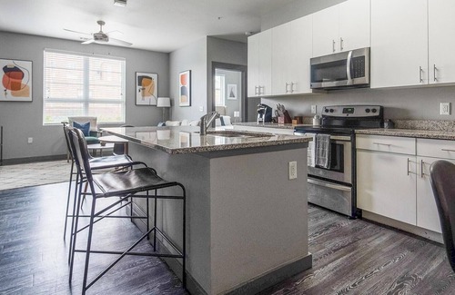 University District Apartamento | Landing | Chic 4BD, Clubhouse, Pool