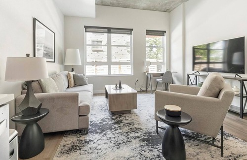 Englewood Apartamento | Landing | Chic Studio, Gym, Rooftop Lounge