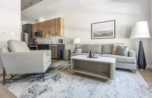 Englewood Apartamento | Landing | Chic Studio, Gym, Rooftop Lounge