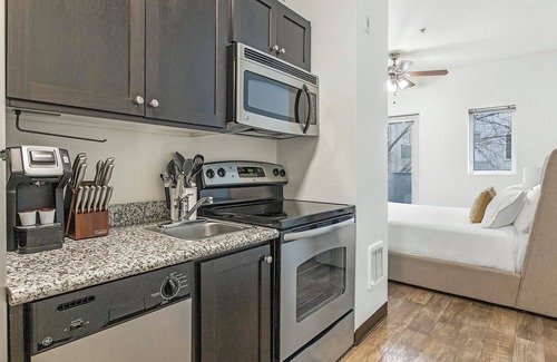Pearl District Apartamento | Landing | Chic Studio, Gym, Courtyard