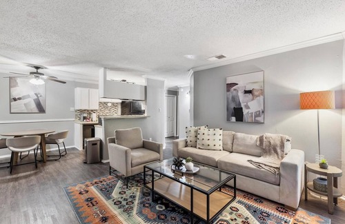 Grand Prairie Apartamento | Landing | Incredible 2BD, Tennis Court, Gym