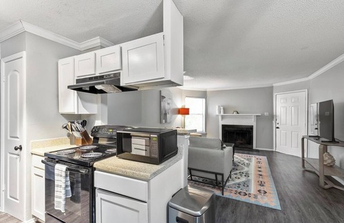Grand Prairie Apartamento | Landing | Incredible 2BD, Tennis Court, Gym