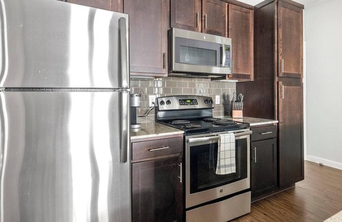 Buda Apartamento | Landing | Stylish 1BD, Pool, Clubhouse