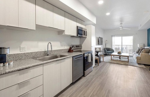 North Mountain Apartamento | Landing | Incredible 1BD, Gym, Pool