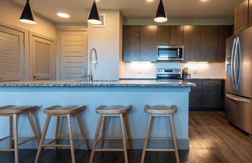 Montopolis Apartamento | Landing | Chic 2BD, Game Room, Gym